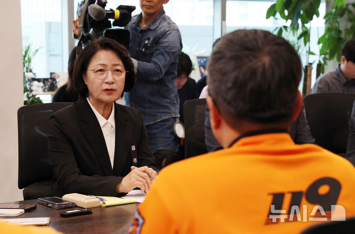[수원=뉴시스] 김종택 기자 = 추미애 경기지사가 20일 경기 수원시 영통구 경기도청 집무실에서 전국공무원노동조합 소방본부와 간담회를 하고 있다. (공동취재) 2026.10.20. photo@newsis.com