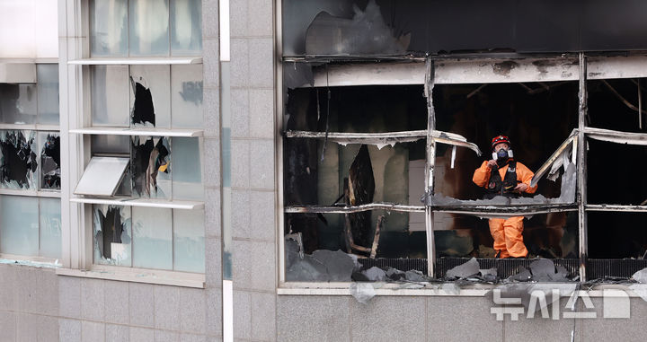 [서울=뉴시스] 조성우 기자 = 20일 서울 강남구 역삼동의 한 빌딩에서 화재가 발생해 소방대원이 현장 수습을 하고 있다. 2026.10.20. xconfind@newsis.com