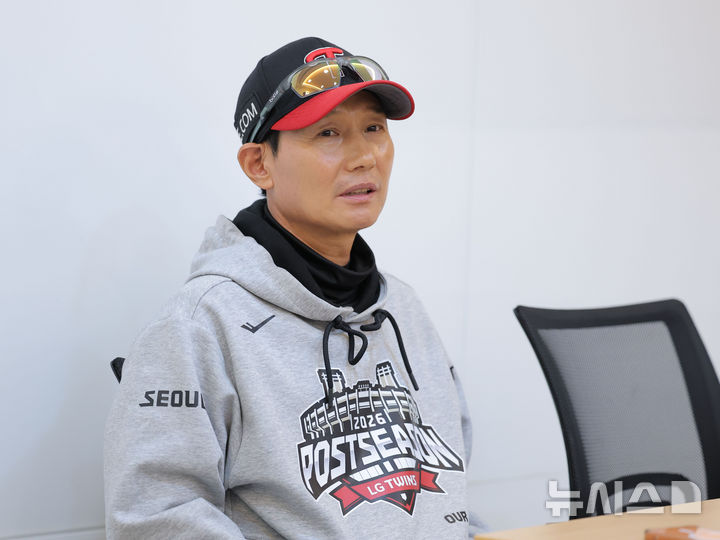 [서울=뉴시스] 최동준 기자 = 염경엽 LG 트윈스 감독이 20일 서울 잠실야구장에서 KIA 타이거즈와 2026 KBO 포스트시즌 준플레이오프 3차전 경기를 앞두고 취재진 질문에 답변하고 있다. 2026.10.20. photocdj@newsis.com