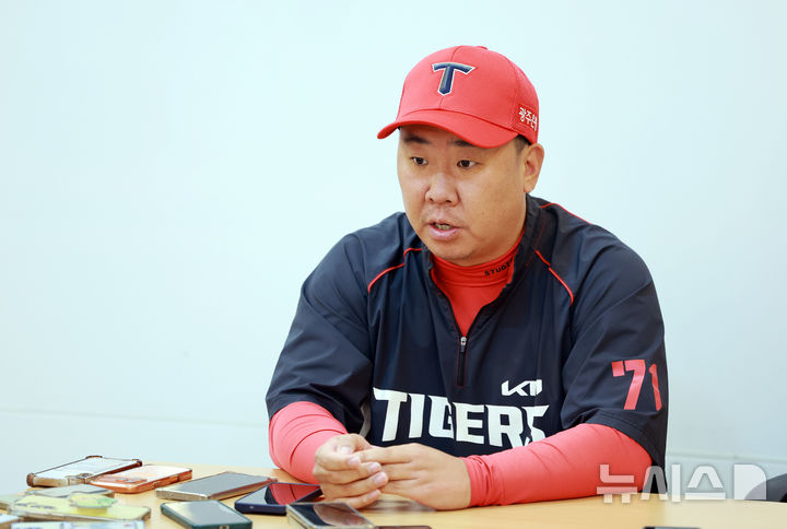 [서울=뉴시스] 최동준 기자 = 이범호 KIA 타이거즈 감독이 20일 서울 잠실야구장에서 LG 트윈스와 2026 KBO 포스트시즌 준플레이오프 3차전 경기를 앞두고 취재진 질문에 답변하고 있다. 2026.10.20. photocdj@newsis.com