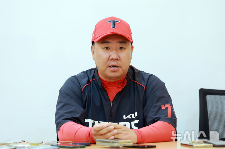 [서울=뉴시스] 최동준 기자 = 이범호 KIA 타이거즈 감독이 20일 서울 잠실야구장에서 LG 트윈스와 2026 KBO 포스트시즌 준플레이오프 3차전 경기를 앞두고 취재진 질문에 답변하고 있다. 2026.10.20. photocdj@newsis.com
