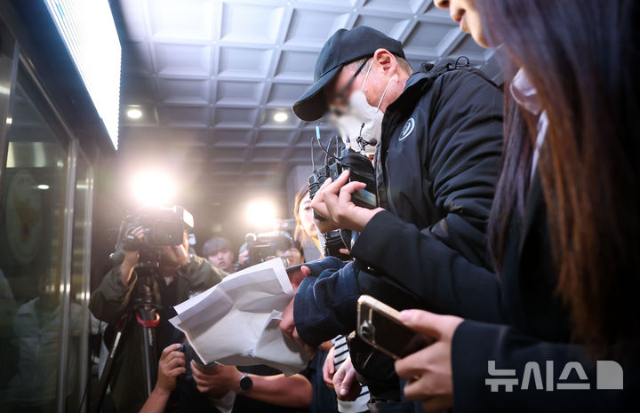 [서울=뉴시스] 김선웅 기자 = 역삼동 빌딩 2곳 방화 혐의로 체포된 용의자 70대 남성이 20일 서울 강남구 수서경찰서로 압송되고 있다. 2026.10.20. mangusta@newsis.com