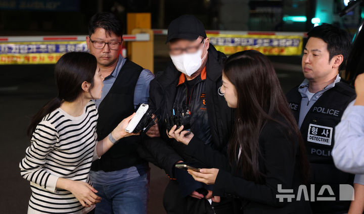 역삼 연쇄방화 사건 관련 실제 보도 이미지 48 - 20일 수서경찰서로 압송되는 연쇄 방화 피의자 다른 촬영 사진
