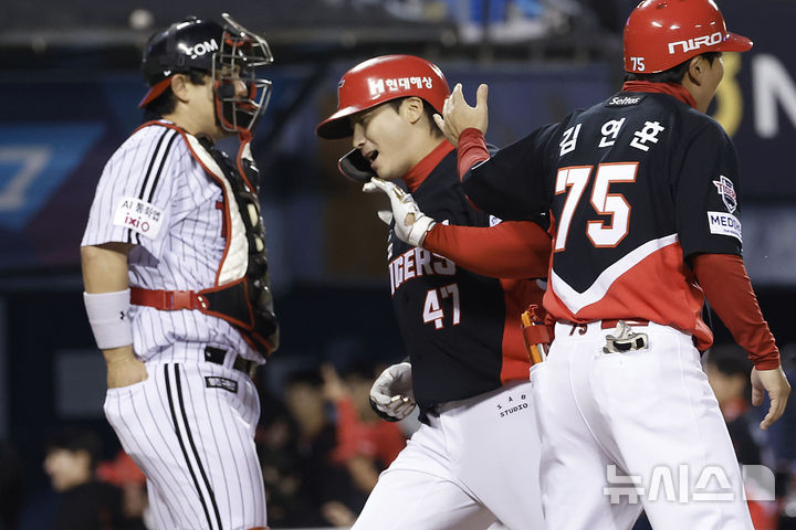 [서울=뉴시스] 최동준 기자 = 20일 서울 잠실야구장에서 열린 2026 KBO 포스트시즌 준플레이오프 LG 트위스와 KIA 타이거즈의 3차전 경기, 2회초 선두 타자 KIA 나성범이 솔로 홈런을 친 뒤 기뻐하고 있다. 2026.10.20. photocdj@newsis.com