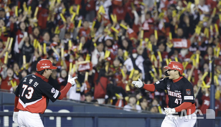 [서울=뉴시스] 최동준 기자 = 20일 서울 잠실야구장에서 열린 2026 KBO 포스트시즌 준플레이오프 LG 트위스와 KIA 타이거즈의 3차전 경기, 2회초 선두 타자 KIA 나성범이 솔로 홈런을 친 뒤 기뻐하고 있다. 2026.10.20. photocdj@newsis.com
