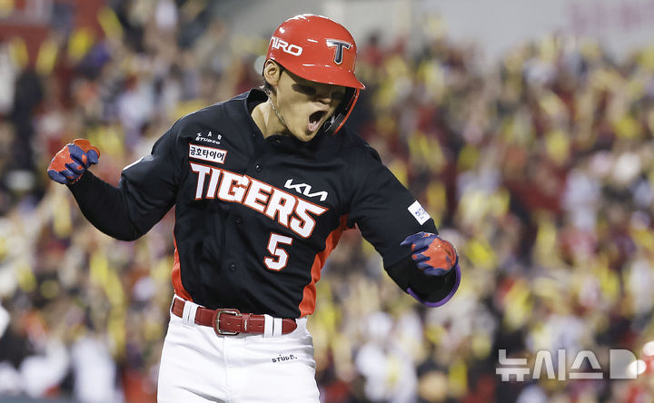 [서울=뉴시스] 최동준 기자 = 20일 서울 잠실야구장에서 열린 2026 KBO 포스트시즌 준플레이오프 LG 트위스와 KIA 타이거즈의 3차전 경기, 2회초 1사 만루 상황 KIA 김도영이 만루 홈런을 친 뒤 기뻐하고 있다. 2026.10.20. photocdj@newsis.com