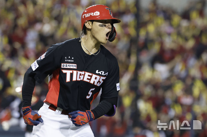 [서울=뉴시스] 최동준 기자 = 20일 서울 잠실야구장에서 열린 2026 KBO 포스트시즌 준플레이오프 LG 트윈스와 KIA 타이거즈의 3차전 경기, 2회초 1사 만루 상황 KIA 김도영이 만루 홈런을 친 뒤 기뻐하고 있다. 2026.10.20. photocdj@newsis.com