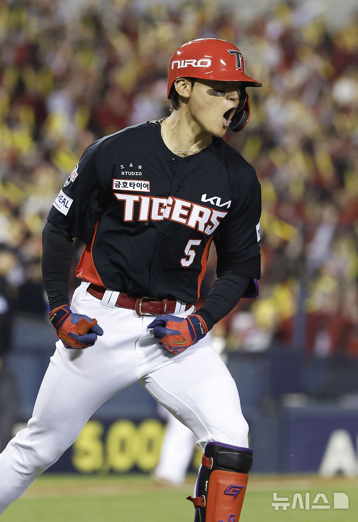 [서울=뉴시스] 최동준 기자 = 20일 서울 잠실야구장에서 열린 2026 KBO 포스트시즌 준플레이오프 LG 트윈스와 KIA 타이거즈의 3차전 경기, 2회초 1사 만루 상황 KIA 김도영이 만루 홈런을 친 뒤 기뻐하고 있다. 2026.10.20. photocdj@newsis.com