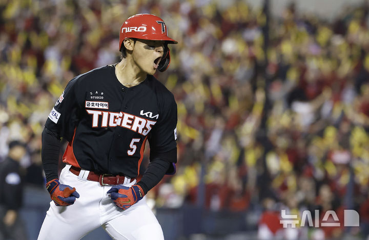 [서울=뉴시스] 최동준 기자 = 20일 서울 잠실야구장에서 열린 2026 KBO 포스트시즌 준플레이오프 LG 트윈스와 KIA 타이거즈의 3차전 경기, 2회초 1사 만루 상황 KIA 김도영이 만루 홈런을 친 뒤 기뻐하고 있다. 2026.10.20. photocdj@newsis.com