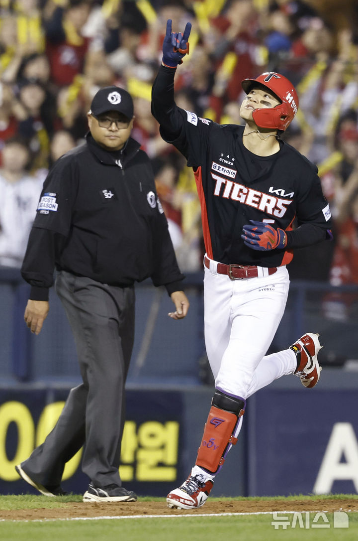 [서울=뉴시스] 최동준 기자 = 20일 서울 잠실야구장에서 열린 2026 KBO 포스트시즌 준플레이오프 LG 트윈스와 KIA 타이거즈의 3차전 경기, 2회초 1사 만루 상황 KIA 김도영이 만루 홈런을 친 뒤 기뻐하고 있다. 2026.10.20. photocdj@newsis.com