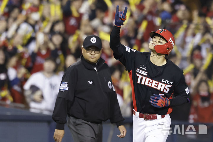 [서울=뉴시스] 최동준 기자 = 20일 서울 잠실야구장에서 열린 2026 KBO 포스트시즌 준플레이오프 LG 트윈스와 KIA 타이거즈의 3차전 경기, 2회초 1사 만루 상황 KIA 김도영이 만루 홈런을 친 뒤 기뻐하고 있다. 2026.10.20. photocdj@newsis.com