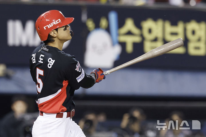 [서울=뉴시스] 최동준 기자 = 20일 서울 잠실야구장에서 열린 2026 KBO 포스트시즌 준플레이오프 LG 트윈스와 KIA 타이거즈의 3차전 경기, 2회초 1사 만루 상황 KIA 김도영이 만루 홈런을 치고 있다. 2026.10.20. photocdj@newsis.com