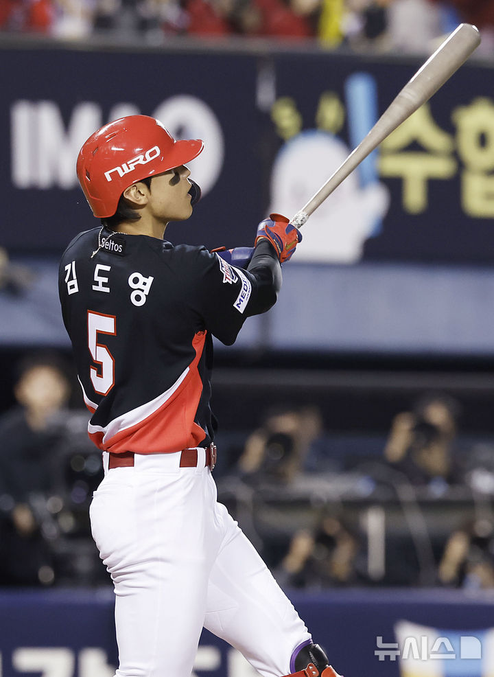 [서울=뉴시스] 최동준 기자 = 20일 서울 잠실야구장에서 열린 2026 KBO 포스트시즌 준플레이오프 LG 트윈스와 KIA 타이거즈의 3차전 경기, 2회초 1사 만루 상황 KIA 김도영이 만루 홈런을 치고 있다. 2026.10.20. photocdj@newsis.com