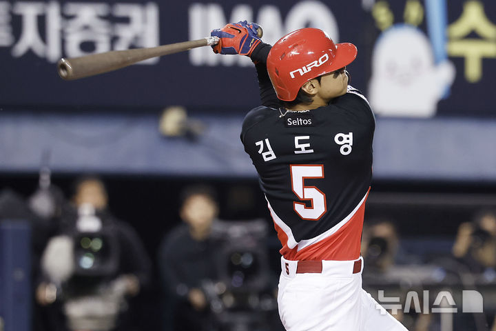 [서울=뉴시스] 최동준 기자 = 20일 서울 잠실야구장에서 열린 2026 KBO 포스트시즌 준플레이오프 LG 트윈스와 KIA 타이거즈의 3차전 경기, 2회초 1사 만루 상황 KIA 김도영이 만루 홈런을 치고 있다. 2026.10.20. photocdj@newsis.com
