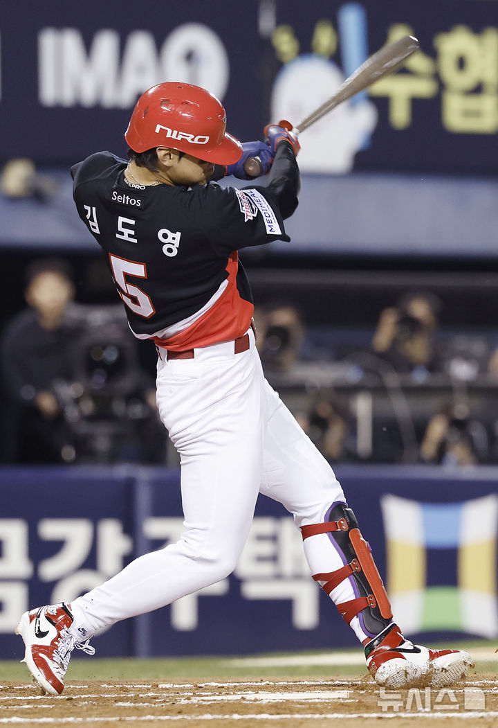 [서울=뉴시스] 최동준 기자 = 20일 서울 잠실야구장에서 열린 2026 KBO 포스트시즌 준플레이오프 LG 트윈스와 KIA 타이거즈의 3차전 경기, 2회초 1사 만루 상황 KIA 김도영이 만루 홈런을 치고 있다. 2026.10.20. photocdj@newsis.com
