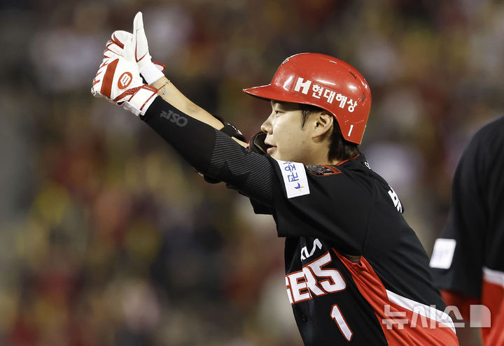 [서울=뉴시스] 최동준 기자 = 20일 서울 잠실야구장에서 열린 2026 KBO 포스트시즌 준플레이오프 LG 트윈스와 KIA 타이거즈의 3차전 경기, 2회초 1사 만루 상황 KIA 박정우가 1타점 적시타를 친 뒤 기뻐하고 있다. 2026.10.20. photocdj@newsis.com