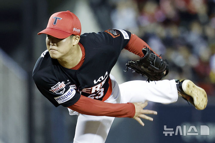 [서울=뉴시스] 최동준 기자 = 20일 서울 잠실야구장에서 열린 2026 KBO 포스트시즌 준플레이오프 LG 트윈스와 KIA 타이거즈의 3차전 경기, 5회초 KIA 선발 시라카와가 역투하고 있다. 2026.10.20. photocdj@newsis.com