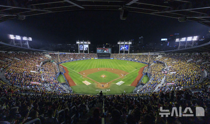 [서울=뉴시스] 김선웅 기자 = 20일 서울 잠실야구장에서 2026 KBO 포스트시즌 준플레이오프 LG 트윈스 vs KIA 타이거즈의 3차전 경기가 진행되고 있다. 2026.10.20. mangusta@newsis.com