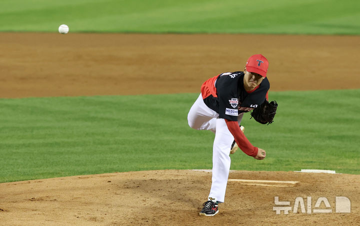 [서울=뉴시스] 김선웅 기자 = 20일 서울 잠실야구장에서 열린 2026 KBO 포스트시즌 준플레이오프 LG 트윈스 vs KIA 타이거즈의 3차전 경기, KIA 선발투수 시라카와가 역투하고 있다. 2026.10.20. mangusta@newsis.com