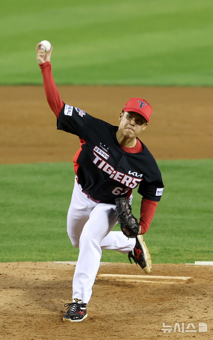 [서울=뉴시스] 김선웅 기자 = 20일 서울 잠실야구장에서 열린 2026 KBO 포스트시즌 준플레이오프 LG 트윈스 vs KIA 타이거즈의 3차전 경기, KIA 선발투수 시라카와가 역투하고 있다. 2026.10.20. mangusta@newsis.com