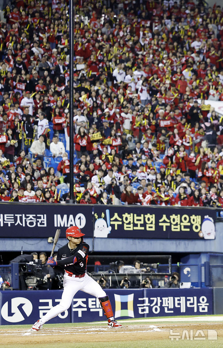 [서울=뉴시스] 최동준 기자 = 20일 서울 잠실야구장에서 열린 2026 KBO 포스트시즌 준플레이오프 LG 트윈스와 KIA 타이거즈의 3차전 경기, 6회초 선두 타자 KIA 김도영이 타격하고 있다. 2026.10.20. photocdj@newsis.com
