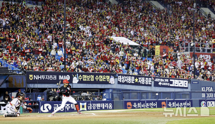 [서울=뉴시스] 최동준 기자 = 20일 서울 잠실야구장에서 열린 2026 KBO 포스트시즌 준플레이오프 LG 트윈스와 KIA 타이거즈의 3차전 경기, 6회초 선두 타자 KIA 김도영이 타격하고 있다. 2026.10.20. photocdj@newsis.com