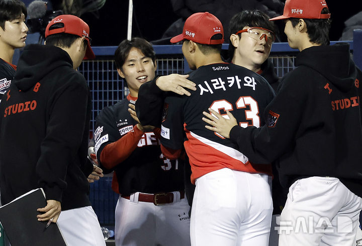 [서울=뉴시스] 최동준 기자 = 20일 서울 잠실야구장에서 열린 2026 KBO 포스트시즌 준플레이오프 LG 트윈스와 KIA 타이거즈의 3차전 경기, 6회 교체되는 KIA 시라카와가 양현종과 포옹하고 있다. 2026.10.20. photocdj@newsis.com