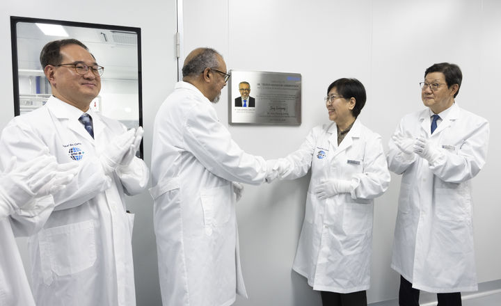 [서울=뉴시스] 고승민 기자 = 정은경 보건복지부 장관과 테워드로스 아드하놈 거브러여수스 세계보건기구(WHO) 사무총장이 20일 인천 연수구 에스엘바이젠 산학협력관에서 열린 글로벌 바이오인력양성허브(GTH-B) 실습교육장 개소식에서 악수를 하고 있다. (사진=보건복지부 제공) 2026.10.20. photo@newsis.com *재판매 및 DB 금지