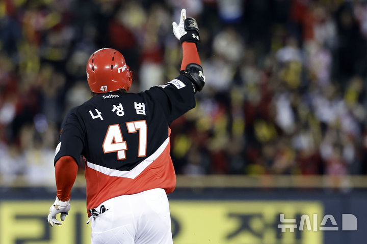[서울=뉴시스] 최동준 기자 = 20일 서울 잠실야구장에서 열린 2026 KBO 포스트시즌 준플레이오프 LG 트윈스와 KIA 타이거즈의 3차전 경기, 2회초 선두 타자 KIA 나성범이 솔로 홈런을 친 뒤 베이스를 돌고 있다. 2026.10.20. photocdj@newsis.com
