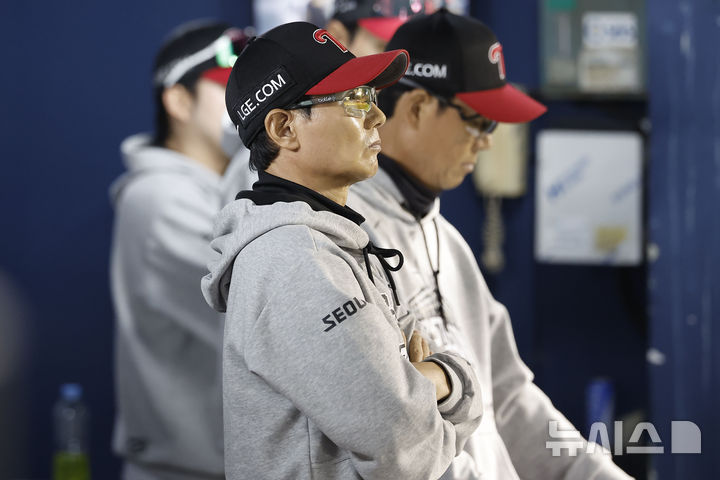 [서울=뉴시스] 최동준 기자 = 20일 서울 잠실야구장에서 열린 2026 KBO 포스트시즌 준플레이오프 LG 트윈스와 KIA 타이거즈의 3차전 경기, LG 염경엽 감독이 경기를 지켜보고 있다. 2026.10.20. photocdj@newsis.com