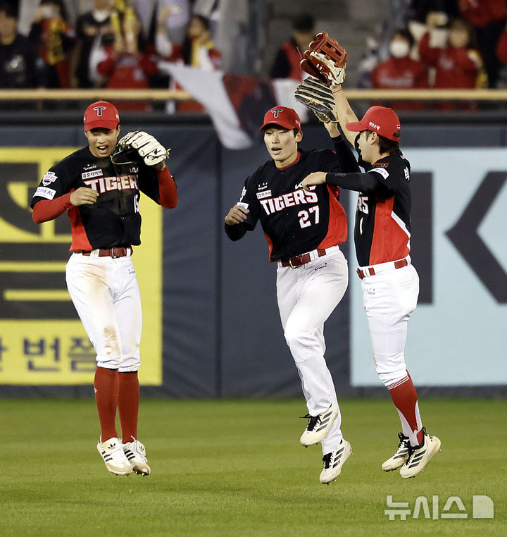 [서울=뉴시스] 최동준 기자 = 20일 서울 잠실야구장에서 열린 2026 KBO 포스트시즌 준플레이오프 LG 트윈스와 KIA 타이거즈의 3차전 경기, 13-1로 승리하며 플레이오프에 진출한 KIA 박재현, 김호령, 박민이 기뻐하고 있다. 2026.10.20. photocdj@newsis.com