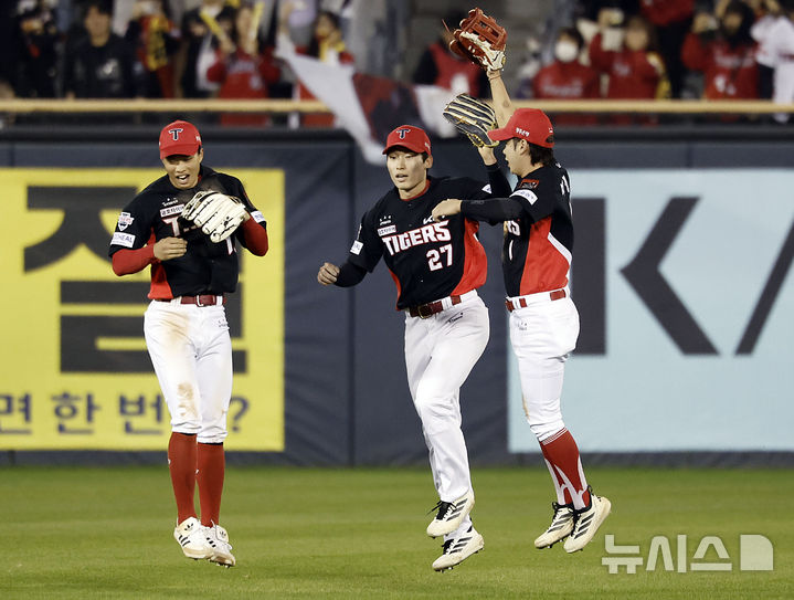 [서울=뉴시스] 최동준 기자 = 20일 서울 잠실야구장에서 열린 2026 KBO 포스트시즌 준플레이오프 LG 트윈스와 KIA 타이거즈의 3차전 경기, 13-1로 승리하며 플레이오프에 진출한 KIA 박재현, 김호령, 박민이 기뻐하고 있다. 2026.10.20. photocdj@newsis.com