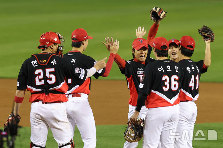 [서울=뉴시스] 김선웅 기자 = 20일 서울 잠실야구장에서 열린 2026 KBO 포스트시즌 준플레이오프 LG 트윈스 vs KIA 타이거즈의 3차전 경기, 13-1 승리를 거두고 플레이오프에 진출한 KIA 선수들이 자축하고 있다. 2026.10.20. mangusta@newsis.com
