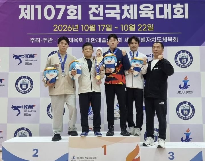 [구미=뉴시스] 칠곡군청 레슬링팀 시상식. (사진=칠곡군 제공) 2026.10.21. photo@newsis.com *재판매 및 DB 금지