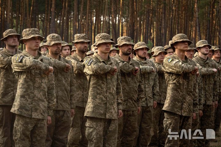 [키이우=AP/뉴시스] 20일(현지시간) AP통신, 아랍권 매체 알아라비야 등 외신에 따르면 피트 헤그세스 미국 국방장관이 미국 정부가 우크라이나의 군사용 위성통신 서비스 '스타실드' 이용을 제한했다는 주장을 부인했다. 사진은 2023년 9월25일 우크라이나 수도 키이우 인근 군사기지에서 우크라이나 제3돌격여단 신병들이 구호를 외치는 모습. 2026.10.20.