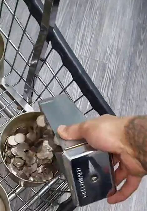 [서울=뉴시스] 틱톡 팔로워 200만명을 보유한 카를로스 오초아는 5일간 1419달러(약 190만원)의 매출을 올린 현금 공개 영상으로 조회수 100만회를 넘기며 큰 주목을 받았다. (사진=SNS 캡쳐) 2026.10.21. 