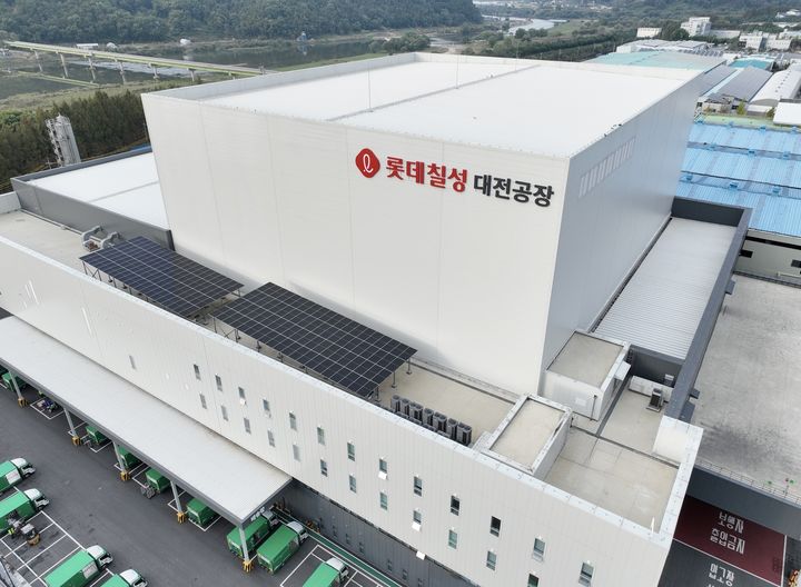 [서울=뉴시스] 대전 자동화물류센터 전경 (사진=롯데칠성음료 제공) *재판매 및 DB 금지