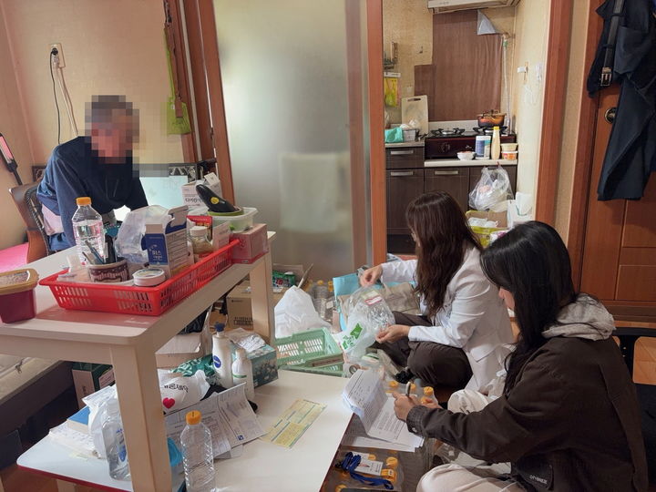 [용인=뉴시스] 용인시약사회 약사들이 통합돌봄 대상자를 찾아 복약지도 등을 하고 있다.(사진=용인시 제공) 2026. 10. 21. photo@newsis.com *재판매 및 DB 금지