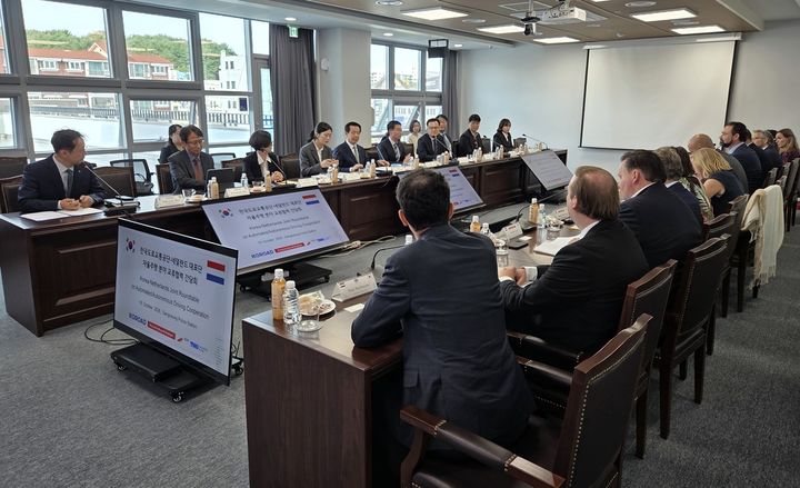 [원주=뉴시스] 한국과 네덜란드 양측 관계자들이 미래 모빌리티 분야 교류·협력 확대를 위한 간담회에서 협력 방안을 논의하고 있다. (사진=한국도로교통공단 제공) 2026.10.21 photo@newsis.com *재판매 및 DB 금지