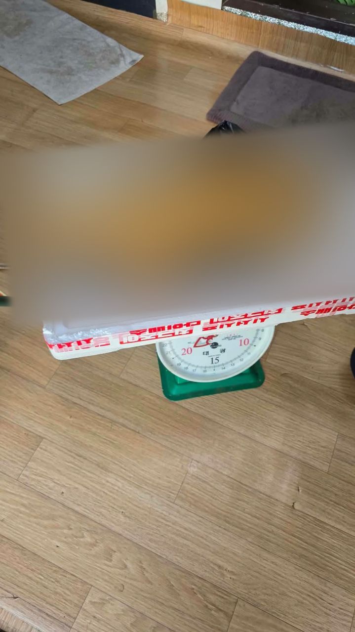 [서울=뉴시스] 고양이 고기를 판매한다는 게시글에 공유된 사진. 털이 다 제거되고 배가 갈라진 고양이 사체가 저울 위에 올려져있다. (사진=페이스북 캡처) *재판매 및 DB 금지