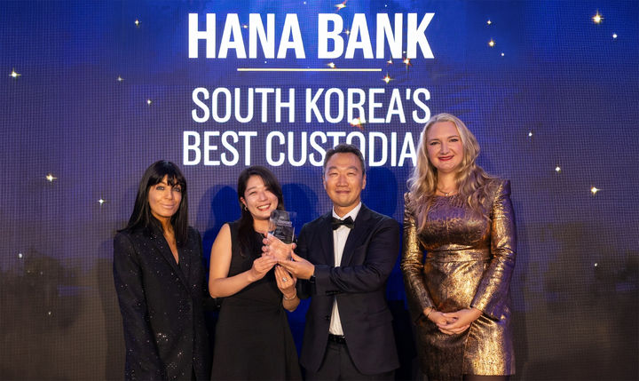 유로머니(Euromoney)가 주관한 '마켓어워즈 2026(Market Awards 2026)' 시상식에서 '대한민국 최우수 수탁은행(South Korea'S Best Custodian)'에 선정된 하나은행 임직원들이 유로머니 관계자와 기념 촬영을 하고 있다. (사진=하나은행 제공) *재판매 및 DB 금지