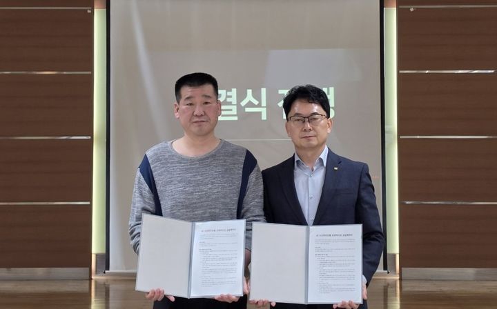 [대전=뉴시스]KT 충남지사가 지역 프랜차이즈 브랜드 '못생긴뚱돼지'와 '소상공인 디지털 전환을 위한 업무협약(MOU)'을 체결했다. 2026.10.21 photo@newsis.com *재판매 및 DB 금지