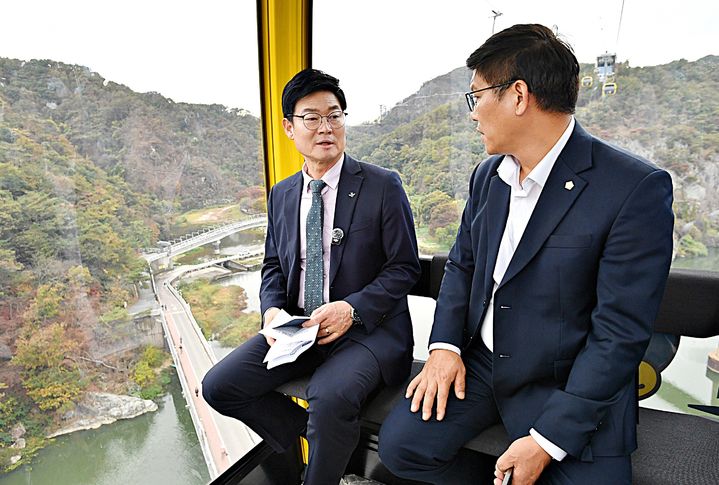 [원주=뉴시스] 이덕화 기자 = 구자열 원주시장(왼쪽)이 지역 대표 관광지 상권활성화를 위해 소금산 그랜드밸리를 방문해 지역 시의원의 목소리를 청취하고 있다. 2026.10.21. wonder8768@newsis.com *재판매 및 DB 금지