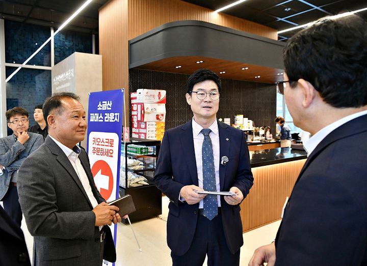 [원주=뉴시스] 이덕화 기자 = 구자열 원주시장(가운데)이 지역 대표 관광지 상권활성화를 위해 소금산 그랜드밸리를 방문해 상가번영회 등 지역의 목소리를 청취하고 있다. 2026.10.21. wonder8768@newsis.com *재판매 및 DB 금지