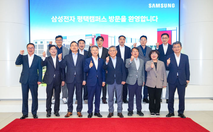 [전남광주=뉴시스] 민형배 전남광주통합특별시장이 20일 오후 경기 삼성전자 평택캠퍼스를 찾아 김용관 삼성전자 DS부문 경영전략총괄 사장과 기념촬영을 하고 있다. (사진=전남광주통합특별시 제공) 2026.10.21. photo@newsis.com *재판매 및 DB 금지