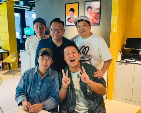 [서울=뉴시스] 정형돈과 가게를 찾은 동료들. (사진= 온라인 소셜미디어 캡처) 2026.10.21. photo@newsis.com *재판매 및 DB 금지