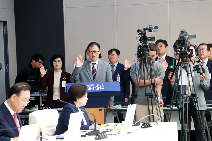  [울산=뉴시스] 21일 울산시청에서 열린 국회 행정안전위원회 국정감사에서 김상욱 울산시장이 증인 선서를 하고 있다. (사진=울산시 제공) 2026.10.21. photo@newsis.com *재판매 및 DB 금지