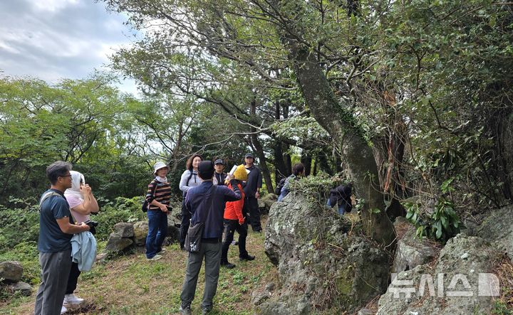[제주=뉴시스] 지난 11일 제주자연문화유산연구회가 생태체험행사를 운영하고 있다. (사진=제주자연문화유산연구회 제공) 2026.10.21. photo@newsis.com