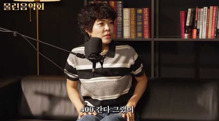 [서울=뉴시스]조혜련이 SK하이닉스 주식에 투자하며 고점에서 추가 매수했던 경험과 추격 매수의 위험성에 대해 이야기하고 있다. (사진=유튜브 '머니인더트랩' 캡처)2026.10.21