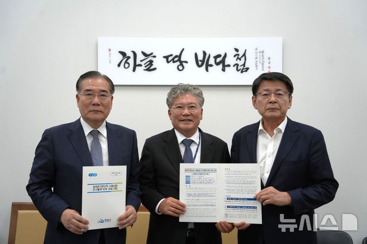[서울=뉴시스] 장세일 영광군수(가운데)는 20일 국회 농림축산식품해양수산위원회를 방문해 서삼석 위원장(오른쪽)과 이개호 의원(왼쪽) 등 더불어민주당 소속 위원들과 간담회를 하고 '농어촌 기본소득 시범사업 선정기준' 개선과 인구 회복 성과에 따른 재정지원 확대를 요청했다. (사진=영광군 제공) 2026.10.21. photo@newsis.com *재판매 및 DB 금지